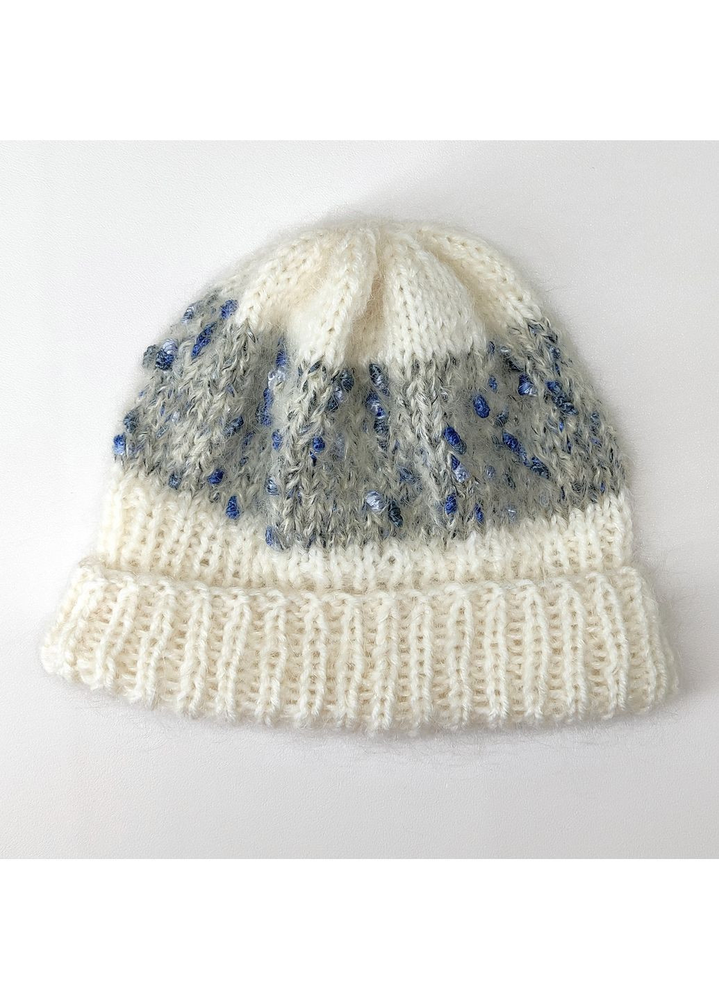 Мягкая женская шапка ручной работы от, белая с отворотом, с декоративным букле на сером фоне, 50–58 см. PRIGRIZ (368338081)