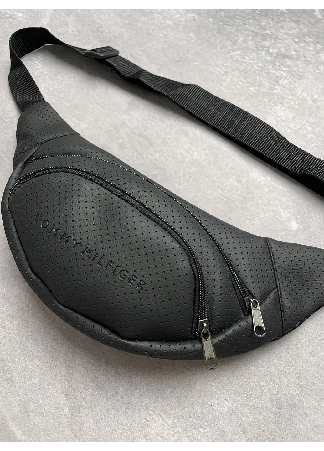 Трендова чоловіча сумка бананка чорна Tommy Hilfiger перфорована екошкіра якісна поясна нагрудна через плече No Brand (401239941)