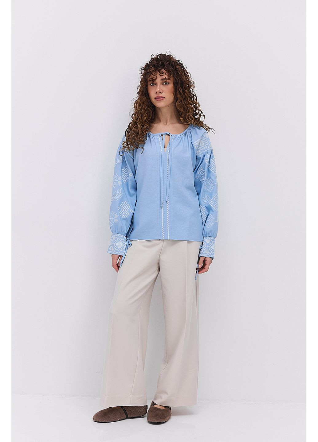 Голубая женская вышиванка с геометрией гладью и завязками на манжетах Arjen (302652035)