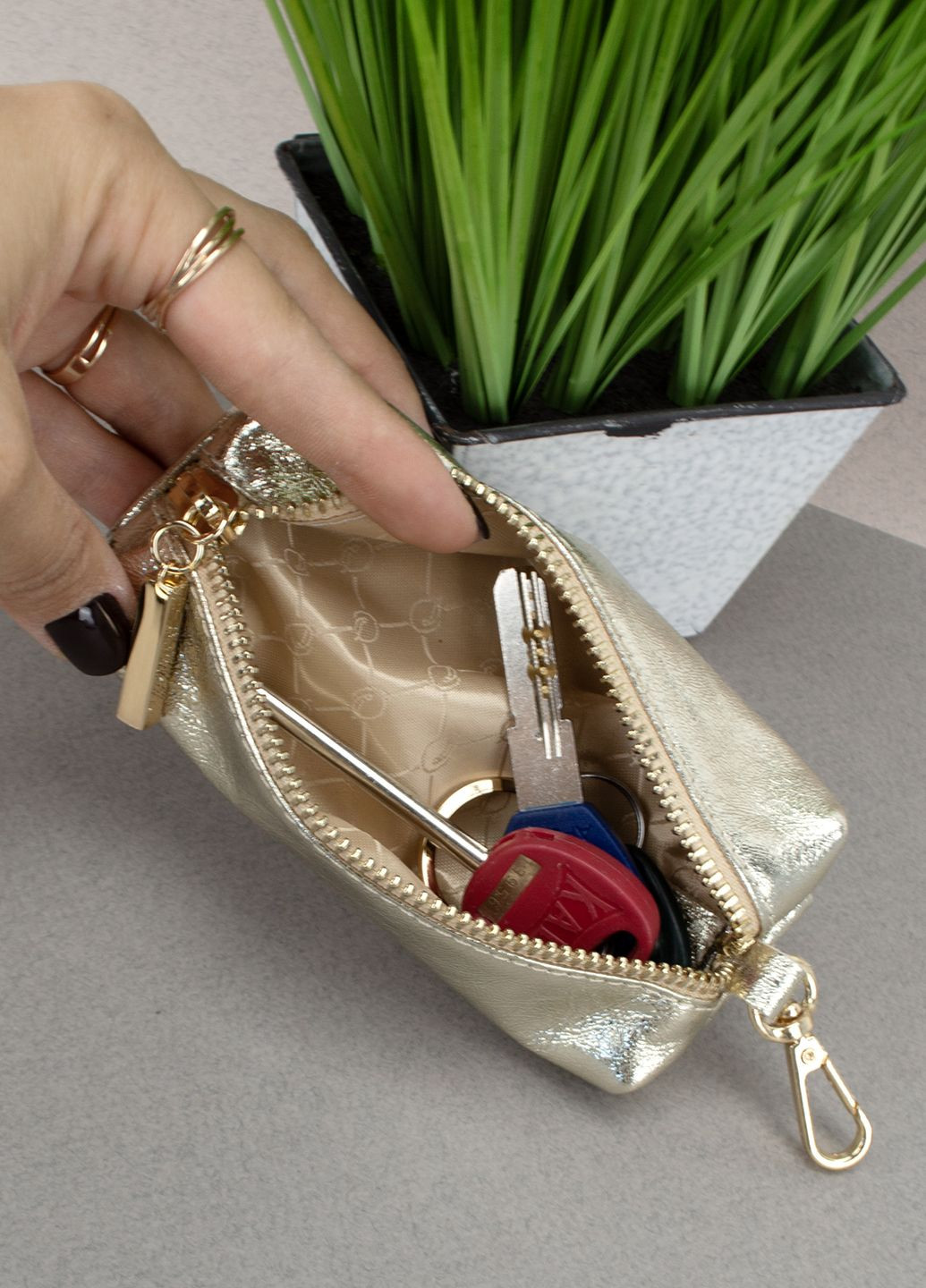 Ключница женская кожаная на молнии Classic золотая с карабином HandyCover (305532833)