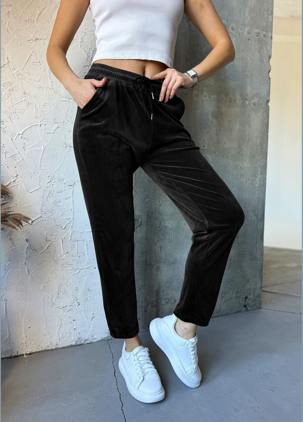 Практичні жіночі велюрові штани завуженого крою InFashion Штани (316515608)