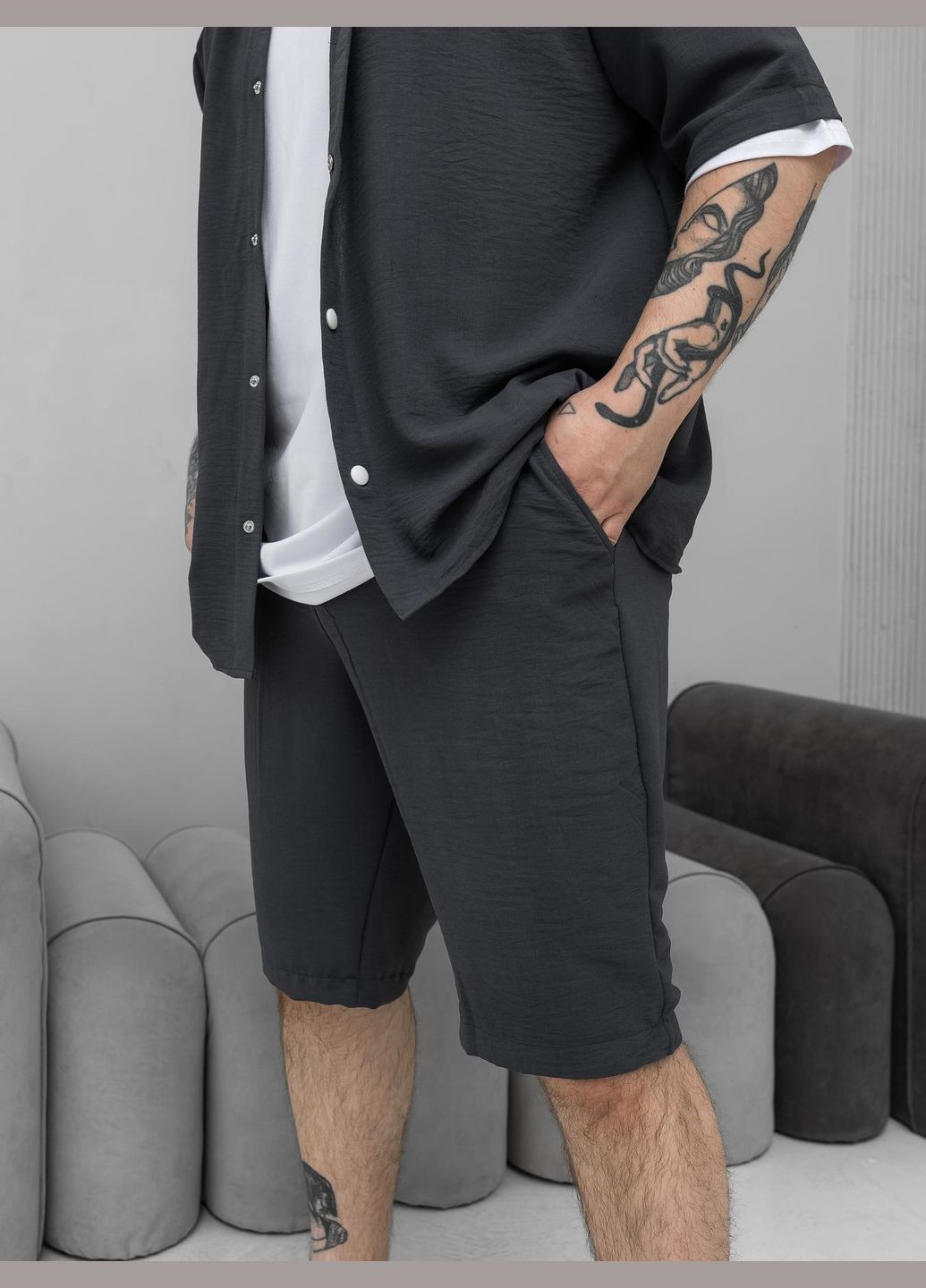 Графітовий літній стильний костюм з легкого матеріалу з сорочкою, з шортами Vakko