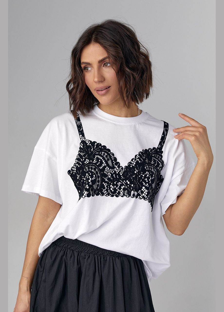 Черно-белая летняя футболка oversize украшенная принтом в виде кружевного лифа Lurex