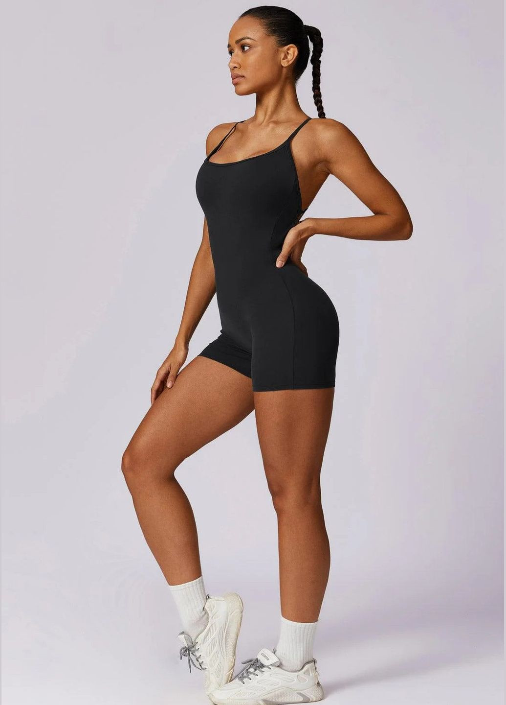 Спортивний жіночий однотонний комбінезон з відкритою спинкою, на бретелях, з пушап ефектом, для фітнесу, йоги, спорту Strunka комбінезон-шорти однотонний чорний спортивний