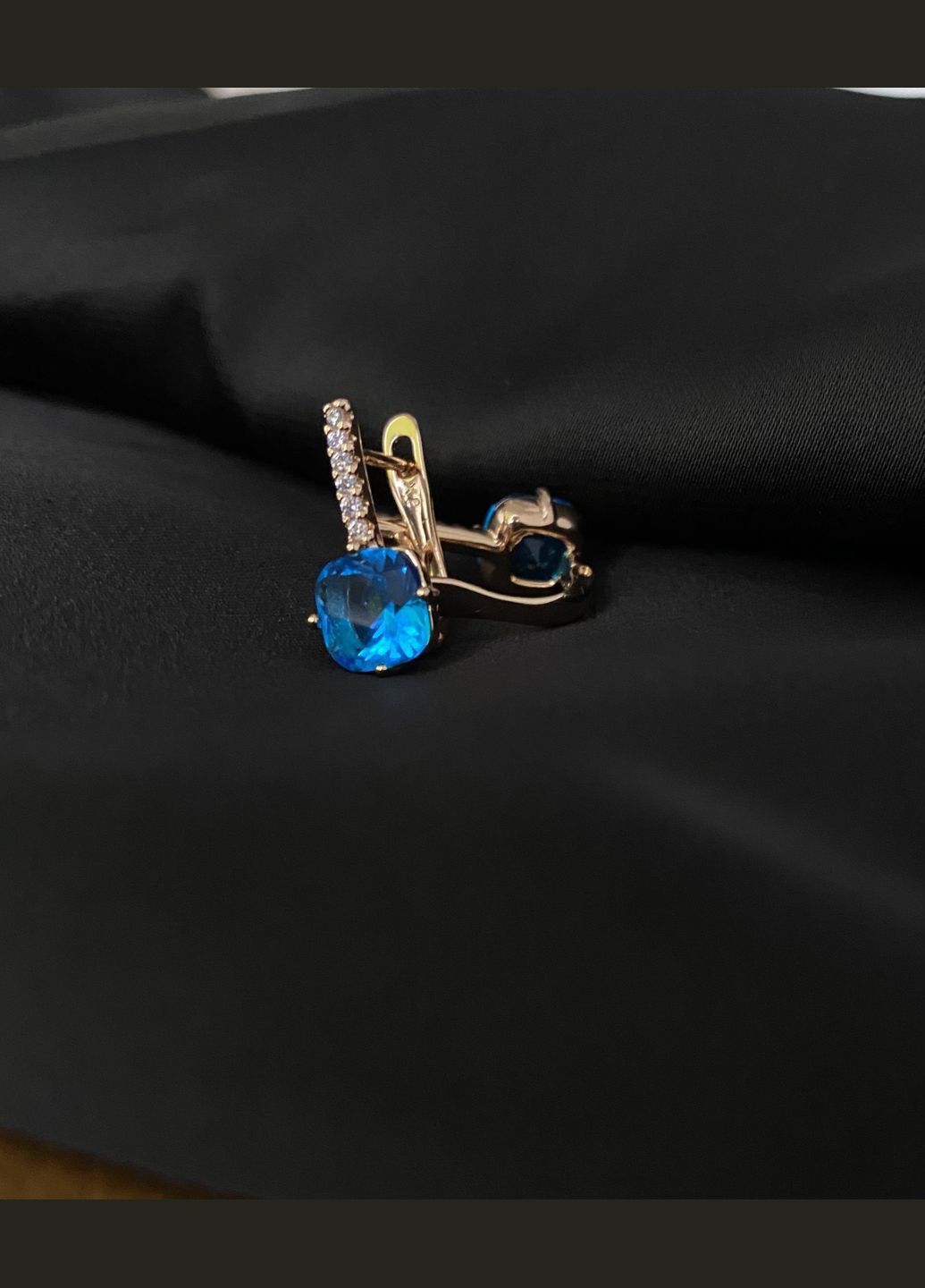 Сережки з блакитним стразом англійський замок золотого кольору 30721 No Brand (335817574)