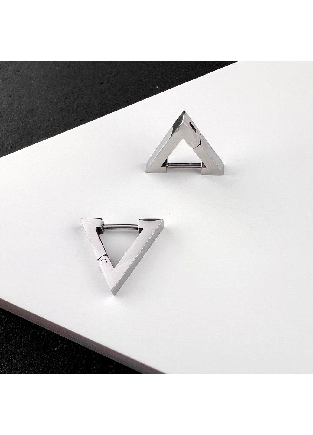 Сережки із нержавіючої медичної сталі у вигляді трикутника ES-331 No Brand (299330399)