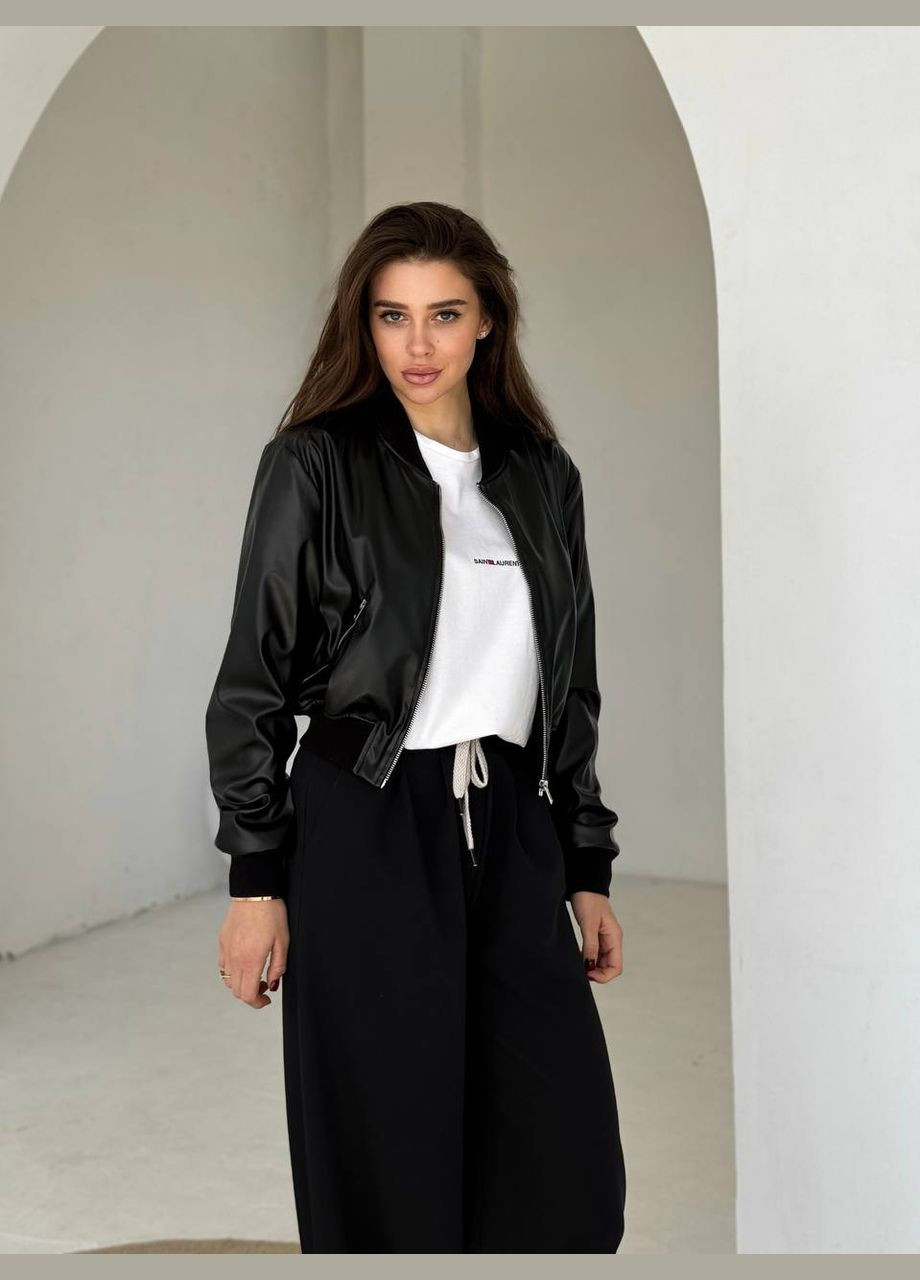 Чорна жіноча куртка бомбер з еко шкіри колір чорний р.42/44 454389 New Trend