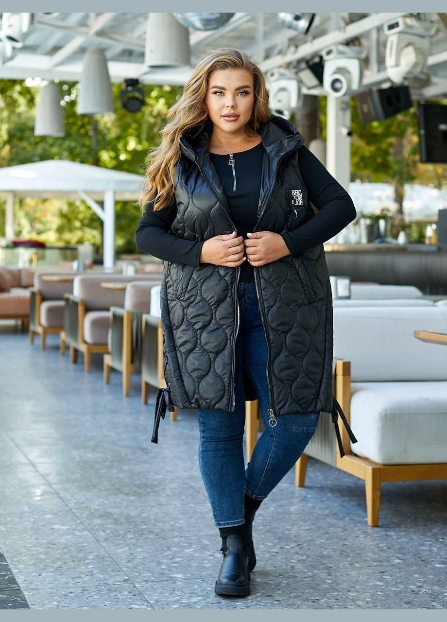 Жіноча демісезонна об’ємна жилетка чорна батал стьобана довга до коліна з капюшоном на блискавці Viki Жилет (316087813)