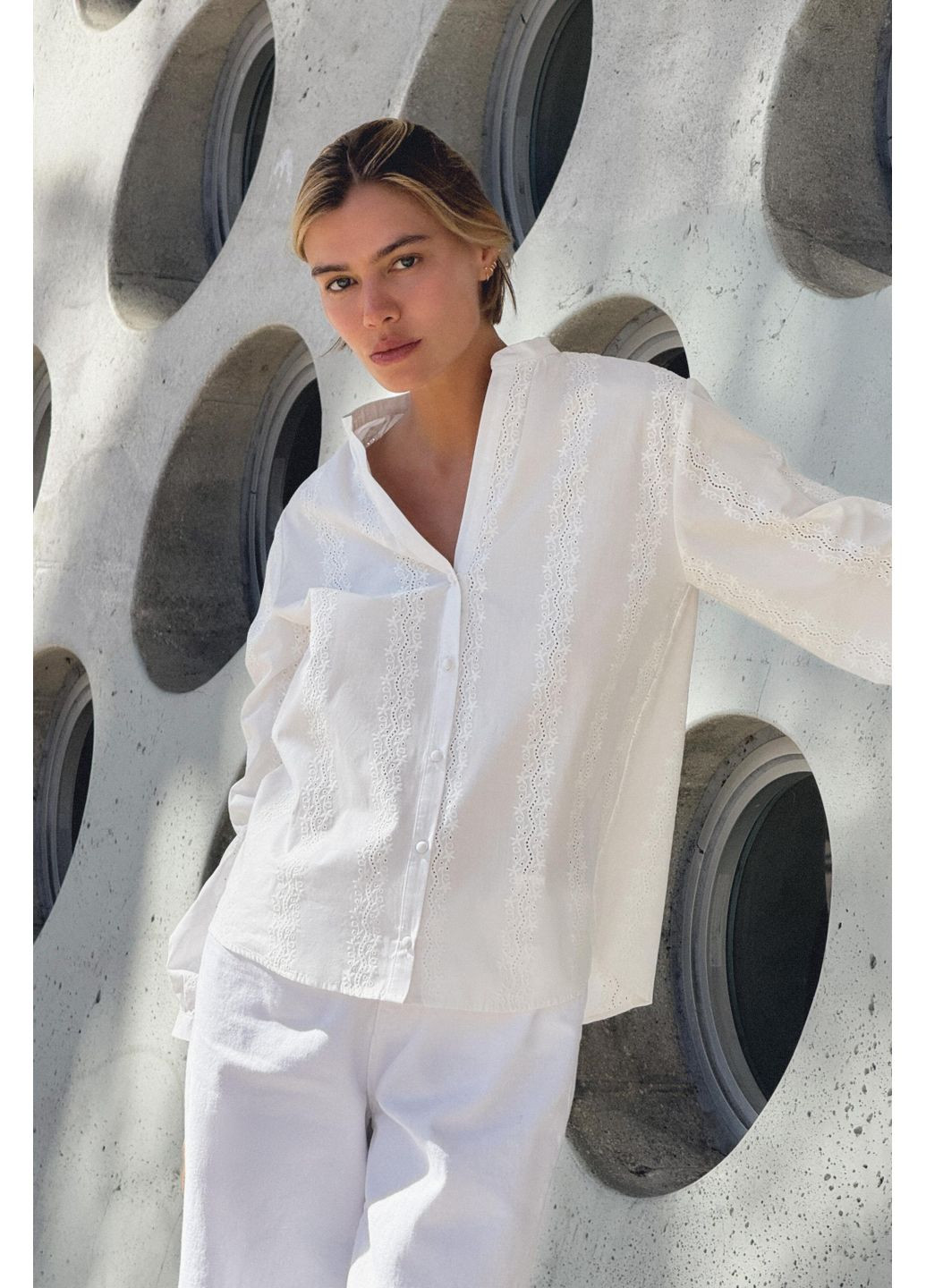 Белая блуза с прорезной вышивкой Zara