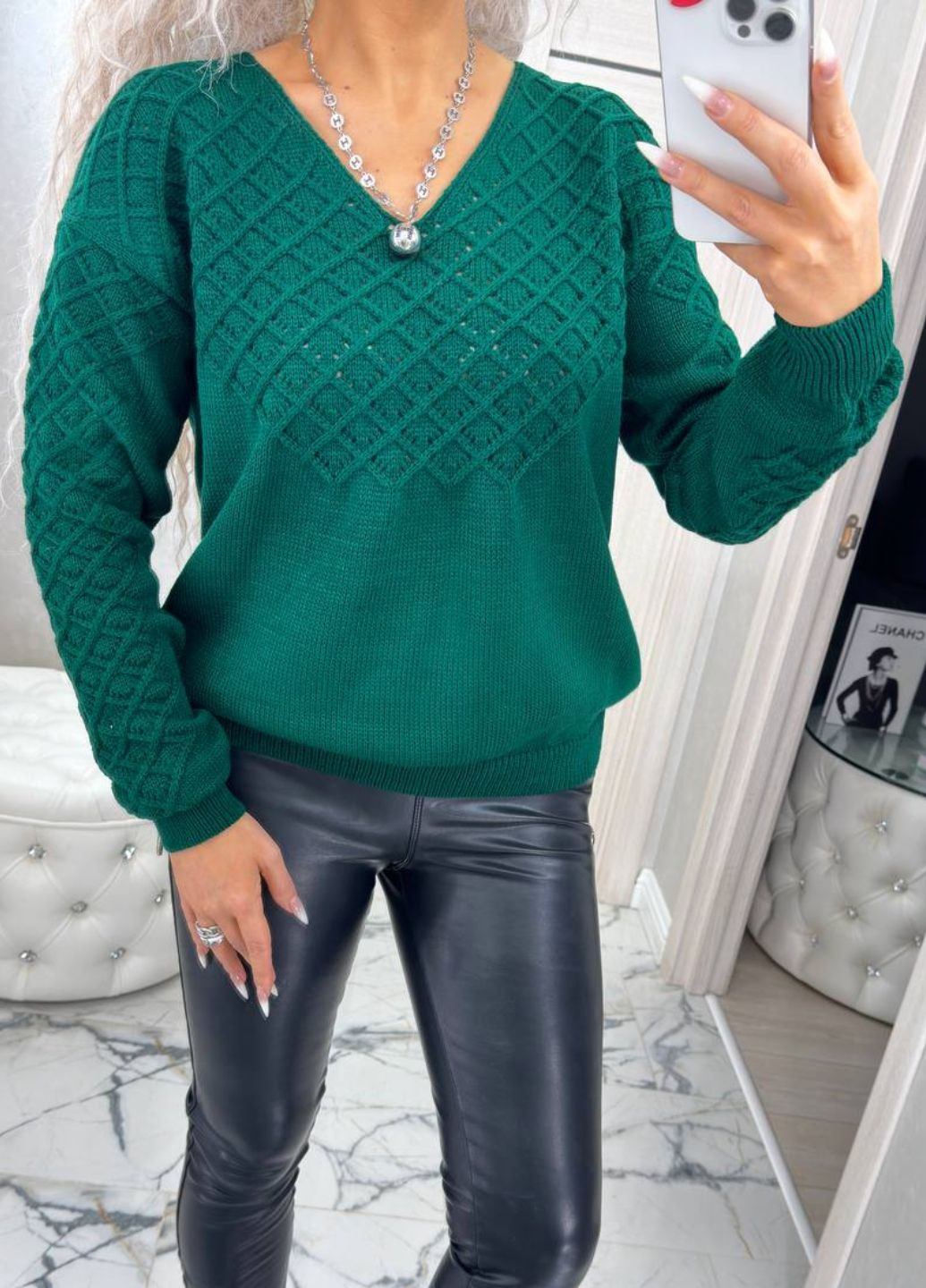 Изумрудный демисезонный вязаный свитер с длинными рукавами и v-образным вырезом горловины. Allthings
