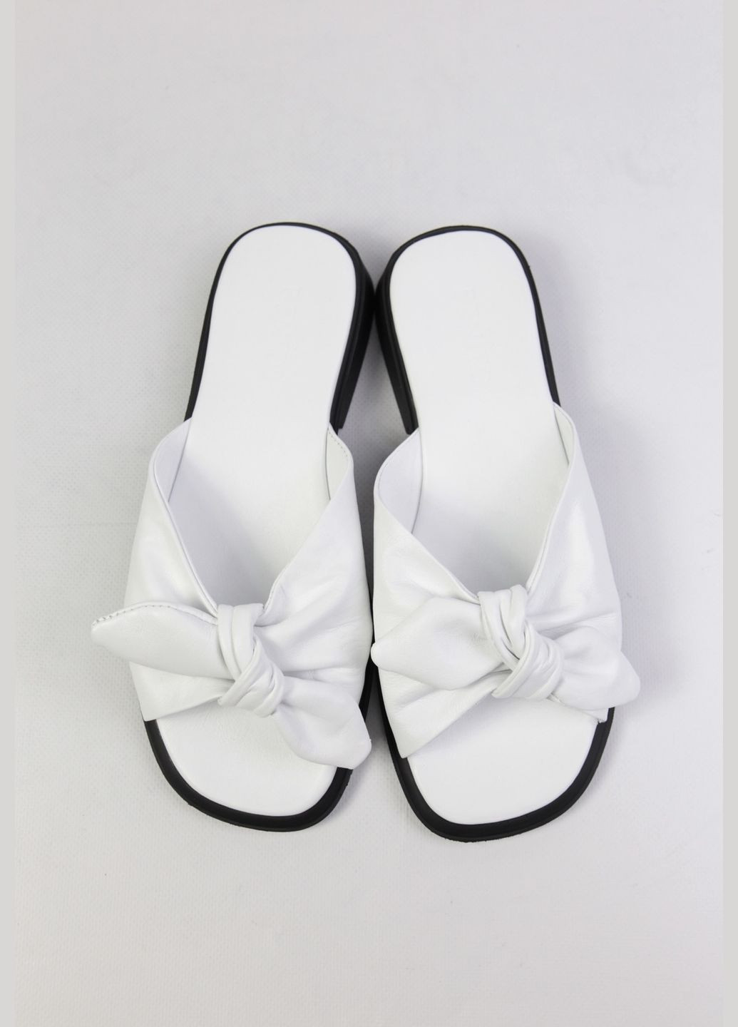 Белые шлепанци Benito