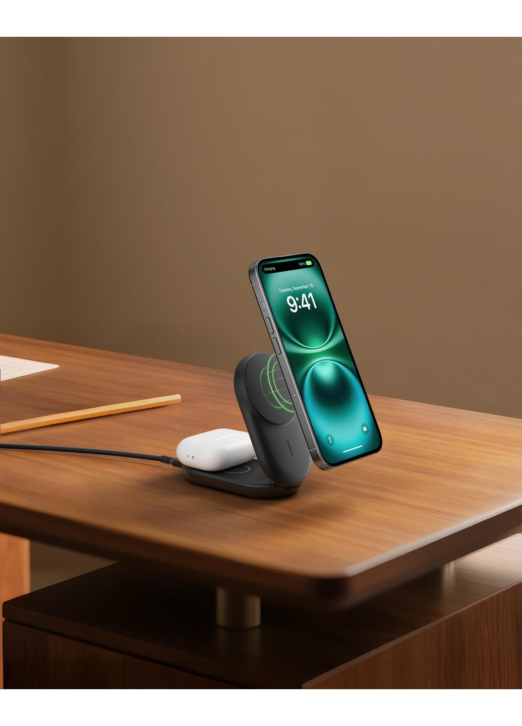 Беспроводное зарядное устройство UltraCharge 2-in-1 Foldable Magnetic Charging 25Вт, черный Belkin (368631159)