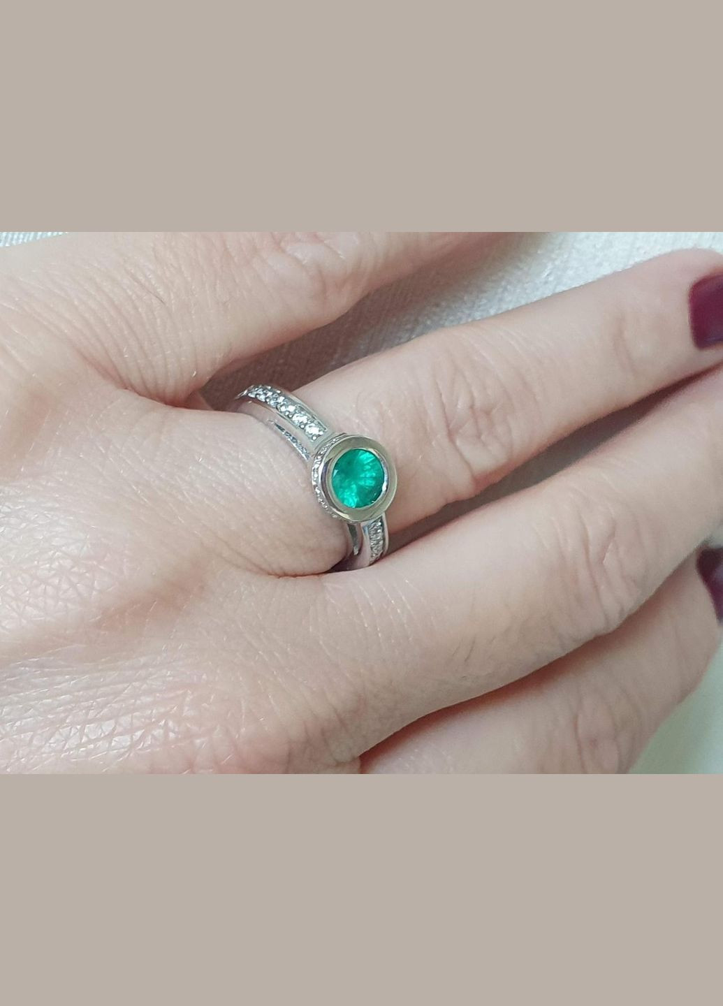 Золоте кільце з діамантами і смарагдом. 1КИ11361 Iris (333337538)