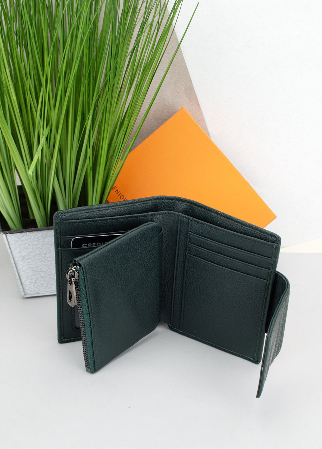 Жіночий шкіряний гаманець зелений Senior A899-9 маленький на магніті Sezfert (301202041)