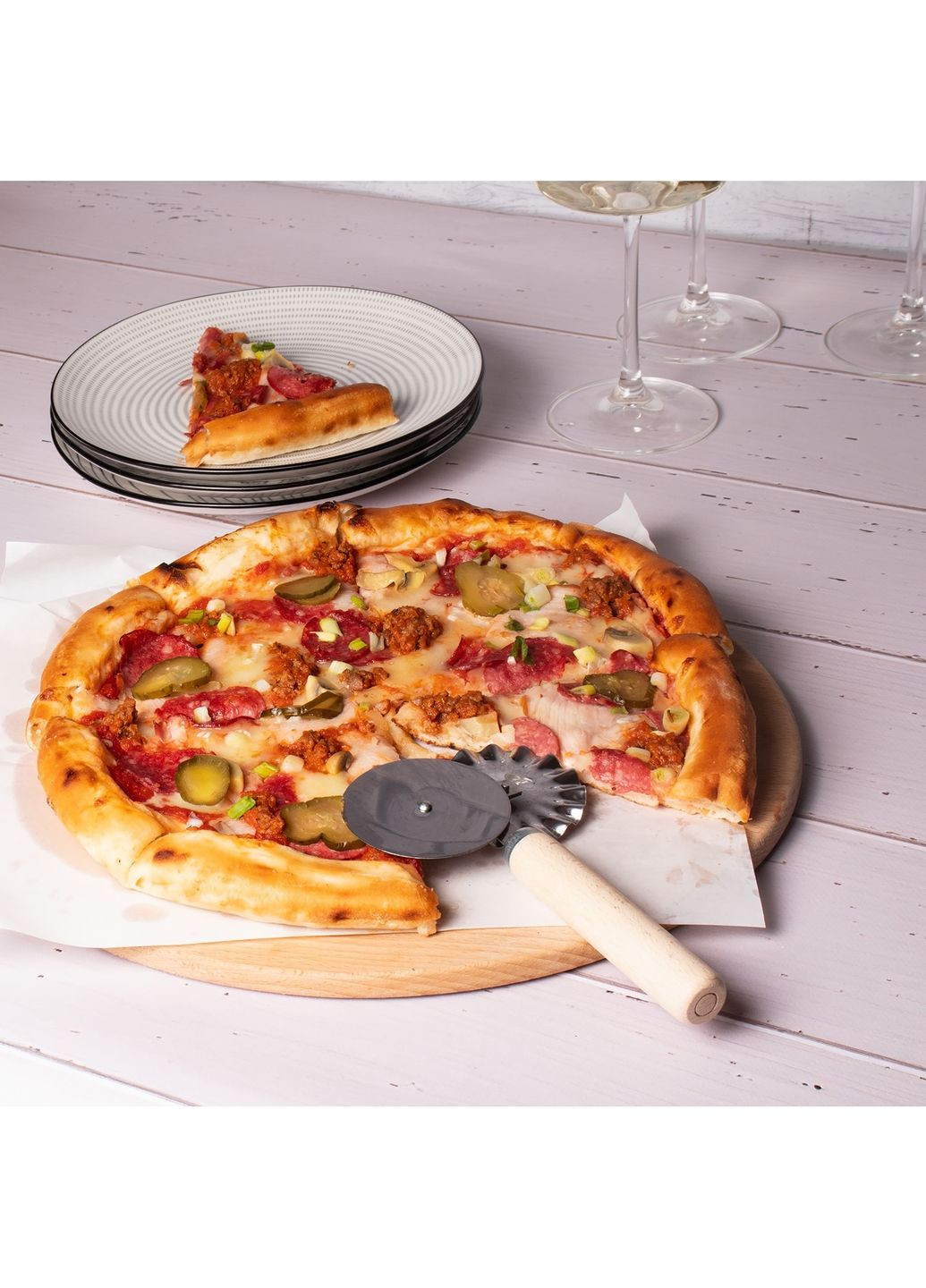 Багатофункціональний з'єднувальний ніж 2 в 1 для піци та тіста з роликом та дерев'яною ручкою 17.5 см Kitchette (315690918)