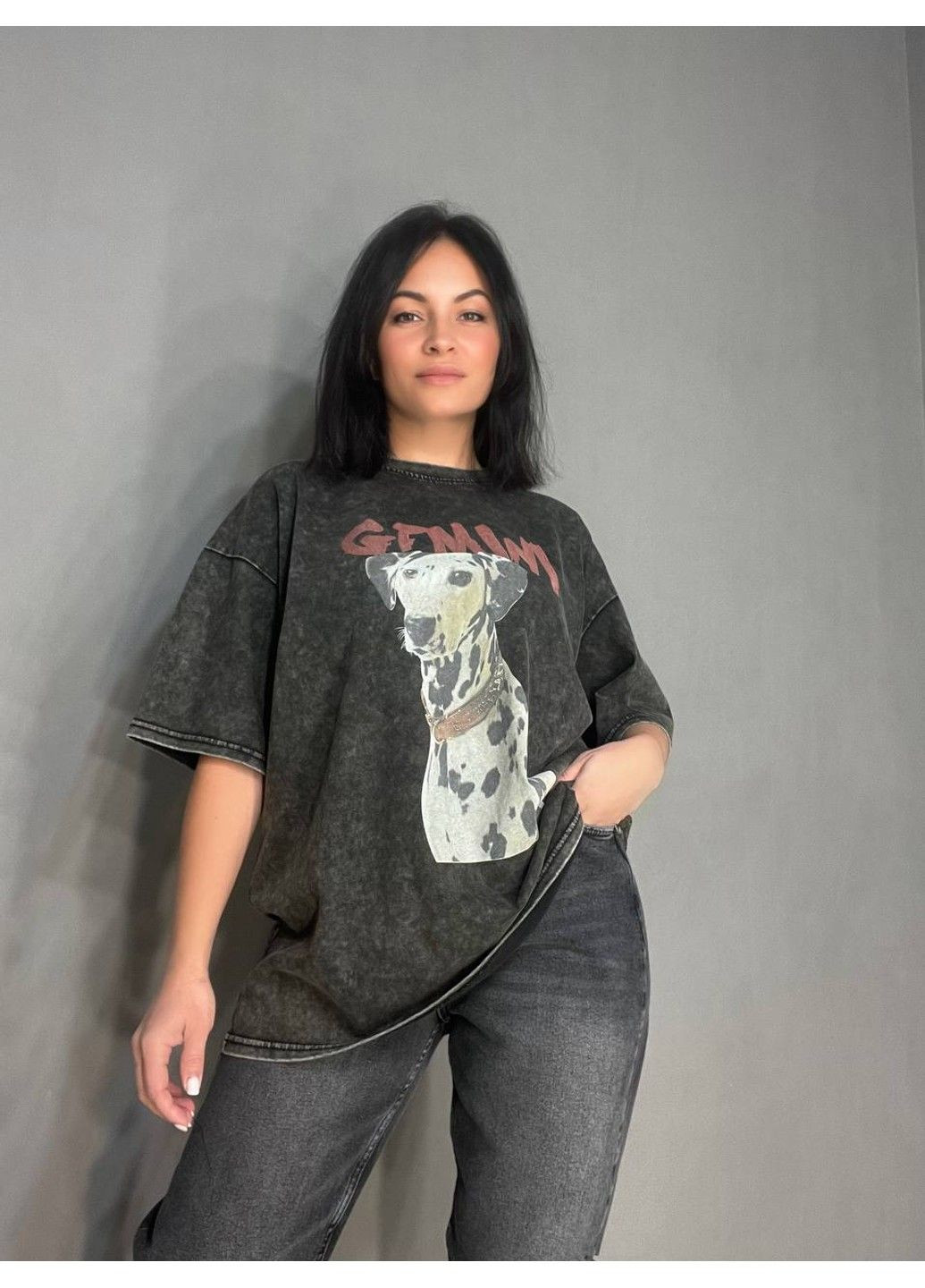 Футболка жіноча E-F 8089 варена тай дай оверсайз з малюнком собаки далматинець темно сіра No Brand - (319315329)