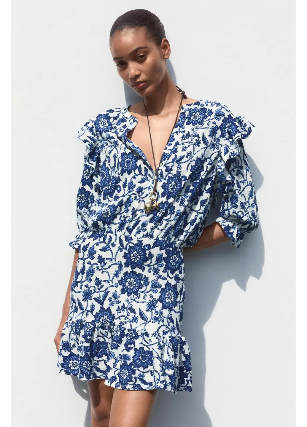 Белое платье с цветочным принтом Zara