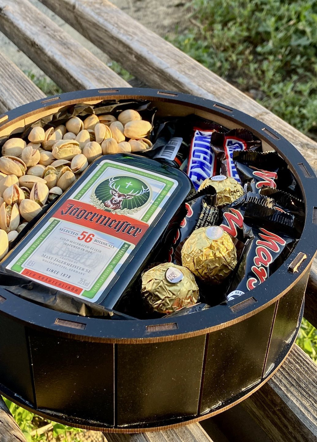 Їстівний подарунковий бокс для чоловіка батончики Mars та Snickers цукерки Ferrero Rocher фісташки розмір 33 см XL Ohmybuket (343051925)