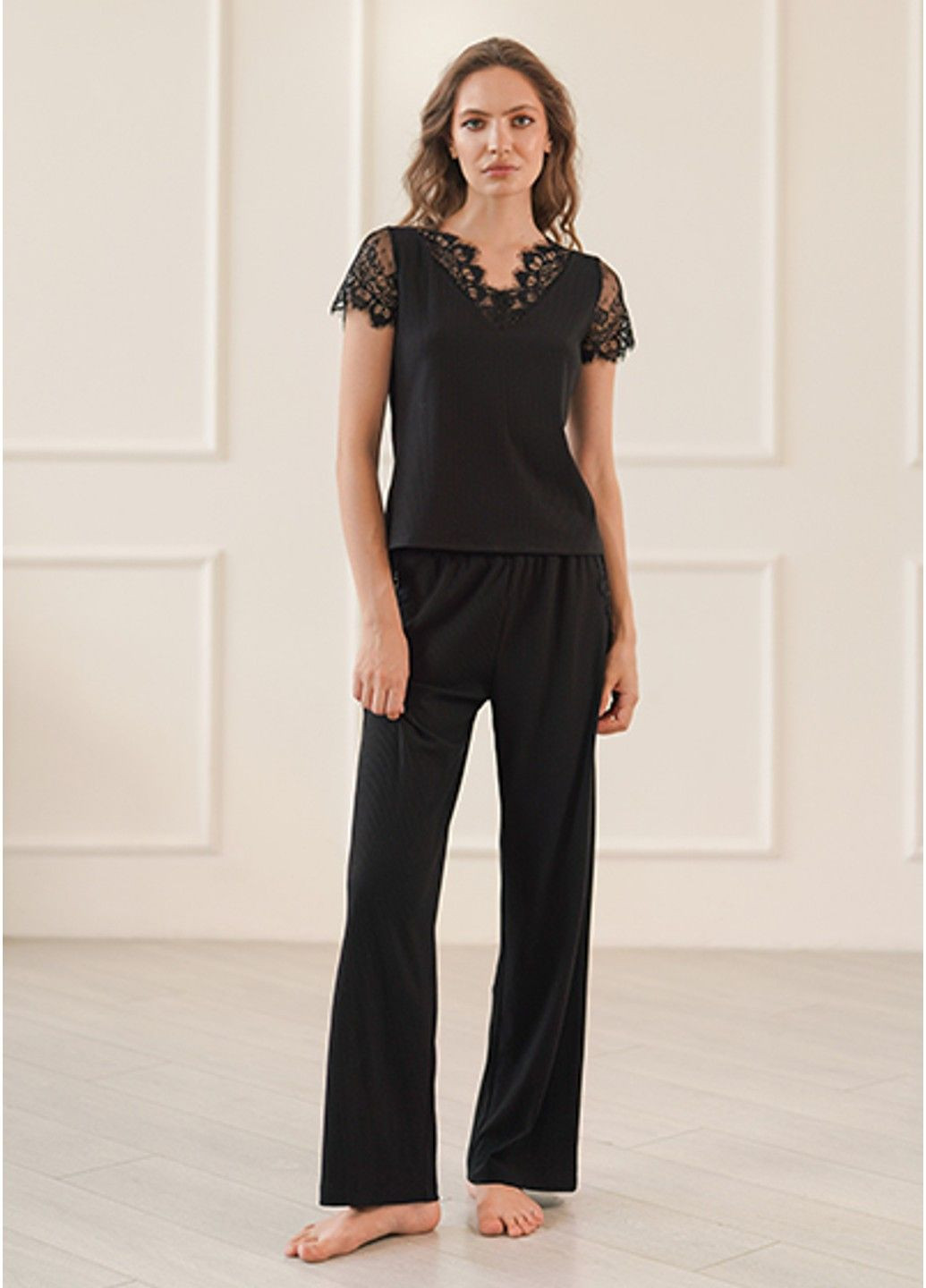 Чорна 7047/1 adeline футболка жіноча Komilfo