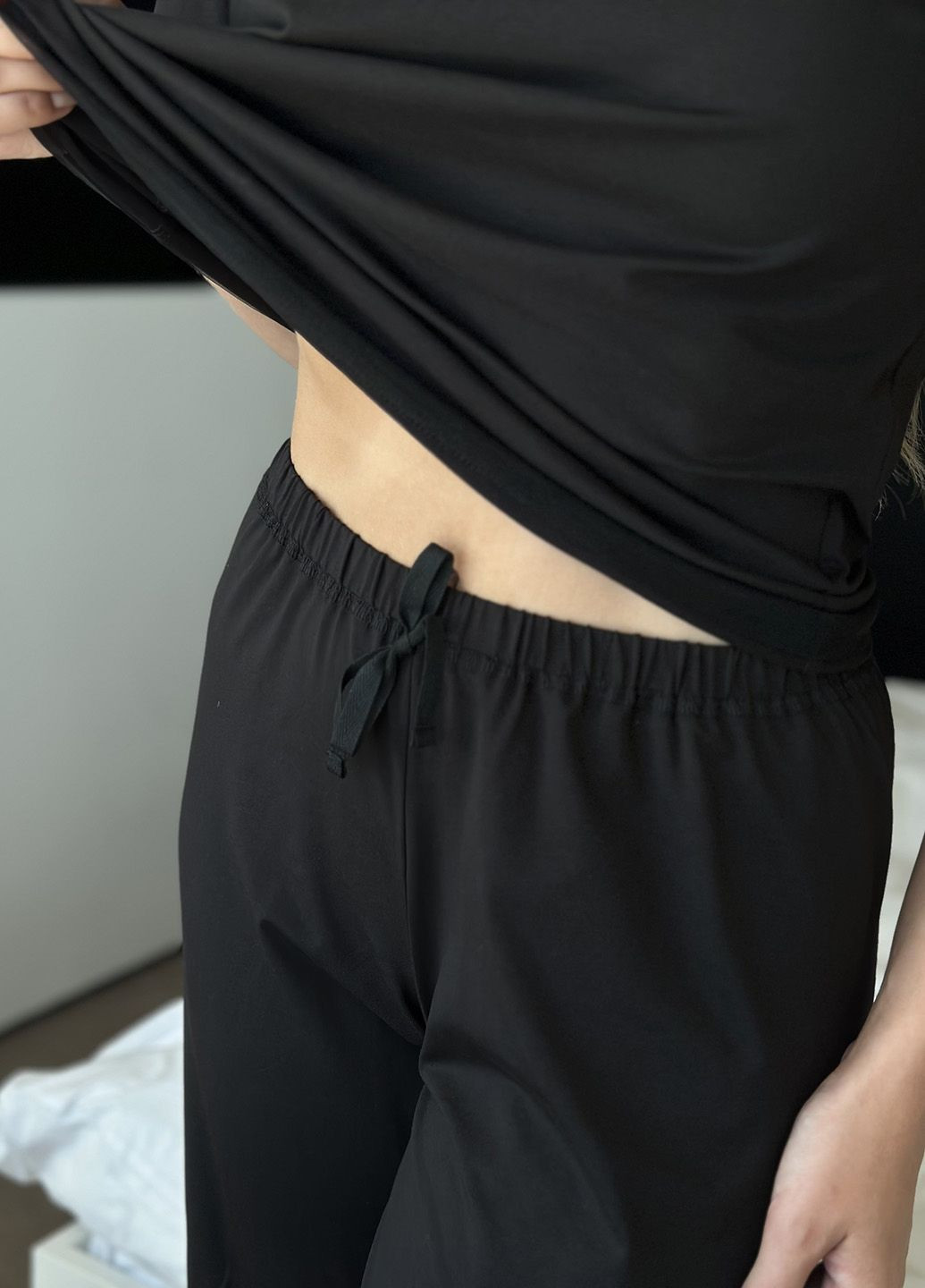 Чорна всесезон піжама жіноча чорного кольору декорована сіткою. футболка + штани ORA