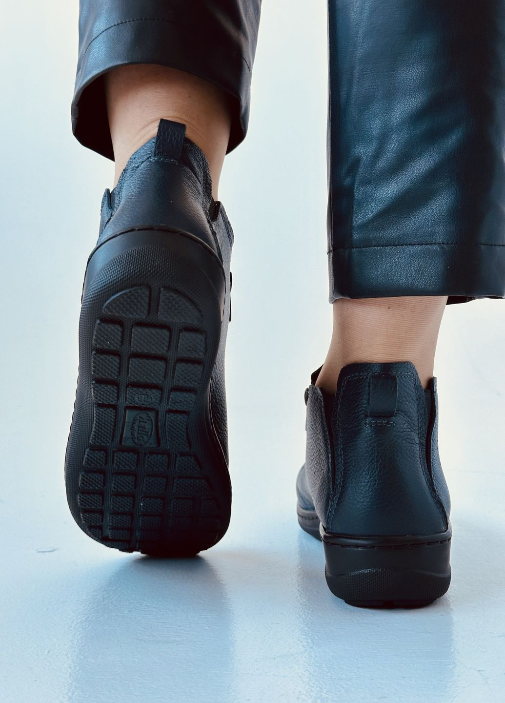 Черные демисезонная ботинки женские кожаные Helios