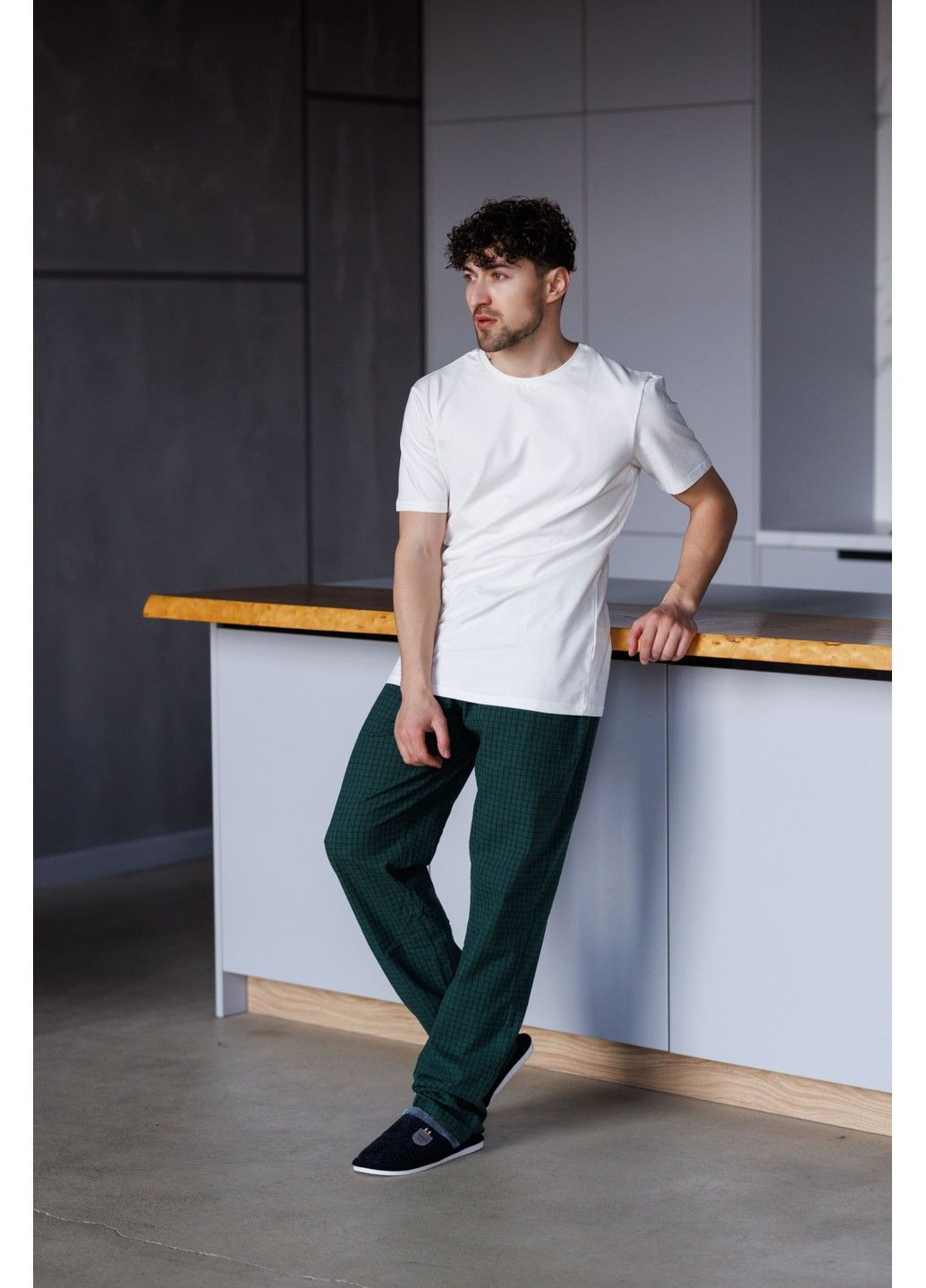 Піжама чоловіча футболка молочна + штани SOFT в клітинку зелені Handy Wear (329447832)