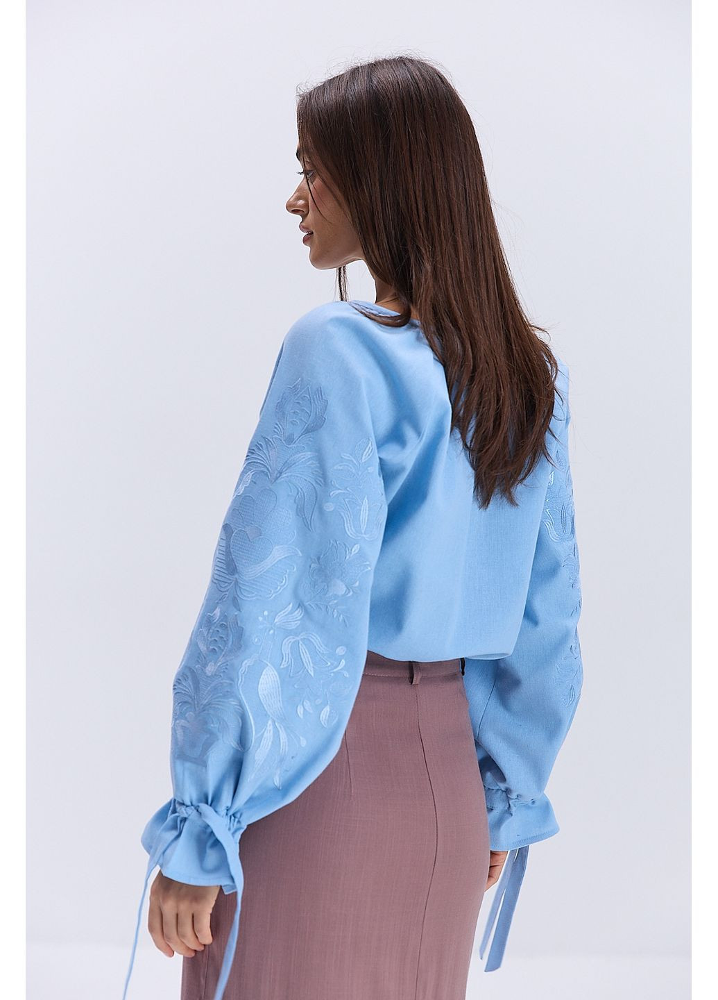 Блакитна жіноча вишиванка світло-молочна з молочним деревом життя гладдю Arjen льон (361056730)