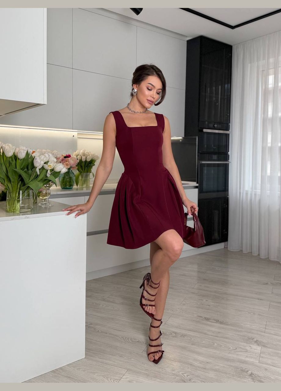 Бордовое коктейльное приталенное платье мини с широкими бретелями и расклешенной юбкой MonCher