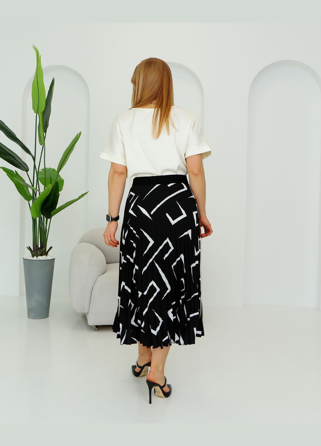 Черно-белая офисная однотонная плиссированная юбка 388ст черная No Brand плиссе