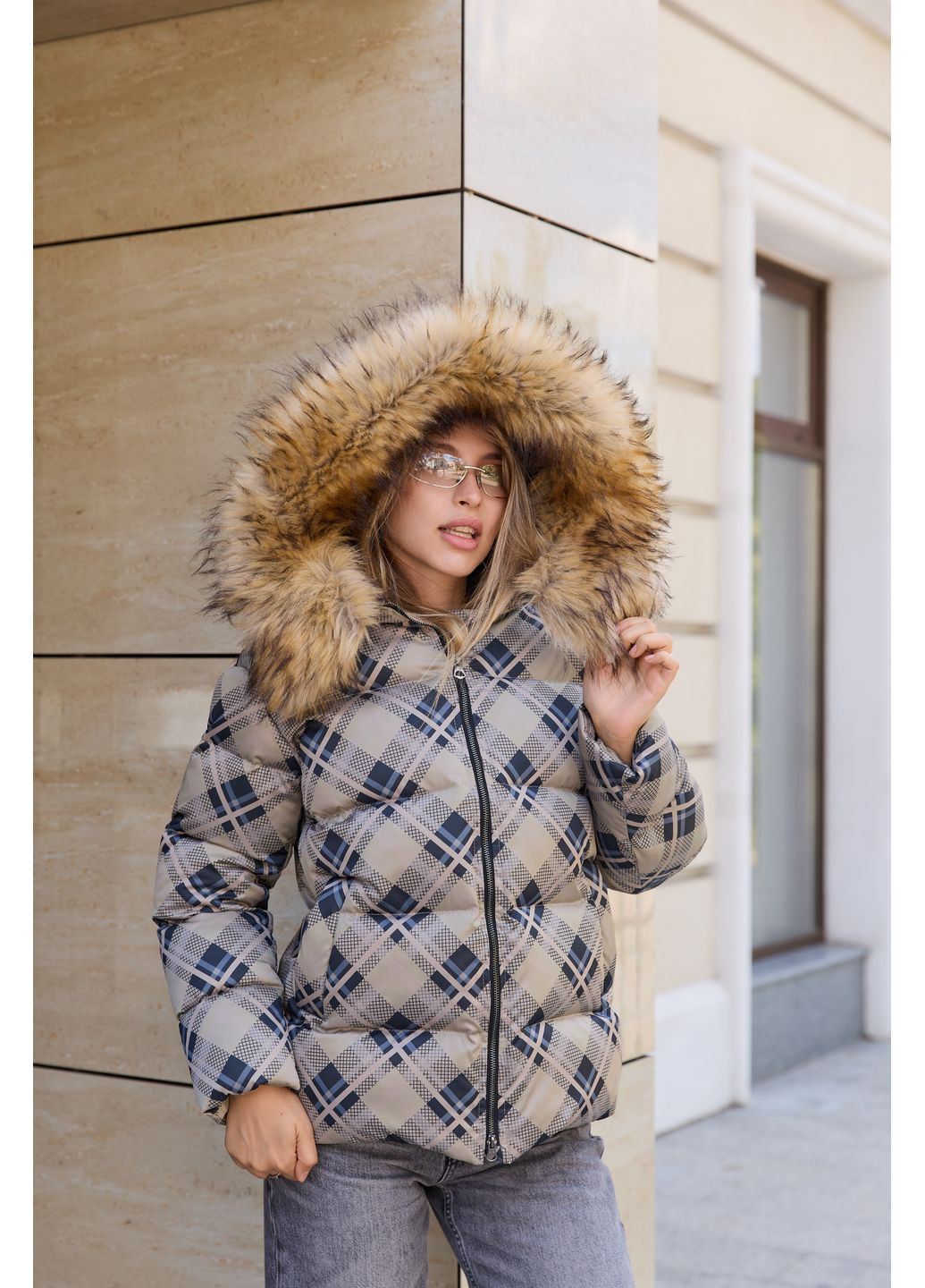 Бежевая зимняя куртка MN