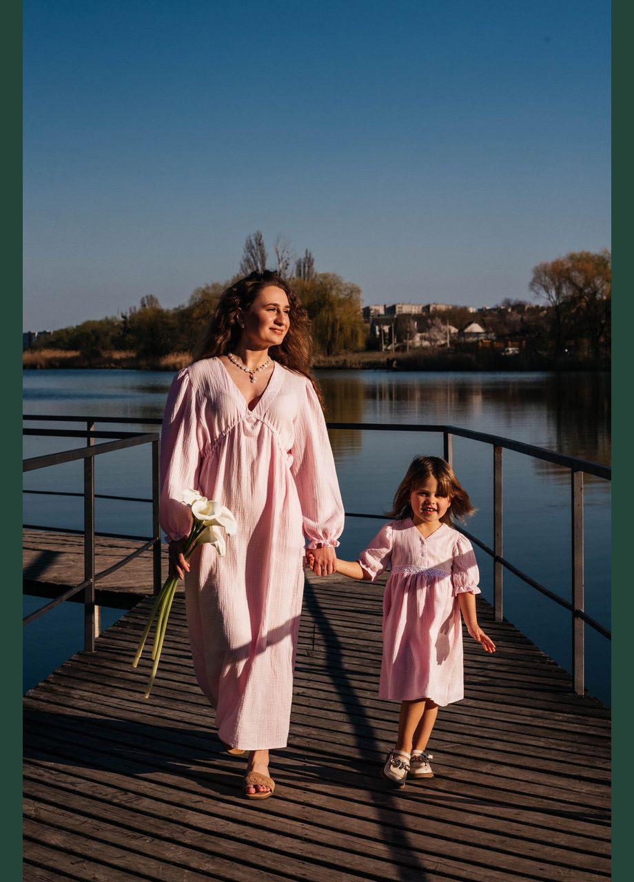 Світло-рожева family look рожева муслінова сукня для мами, ніжна й легка v.o.g. V.O.G.