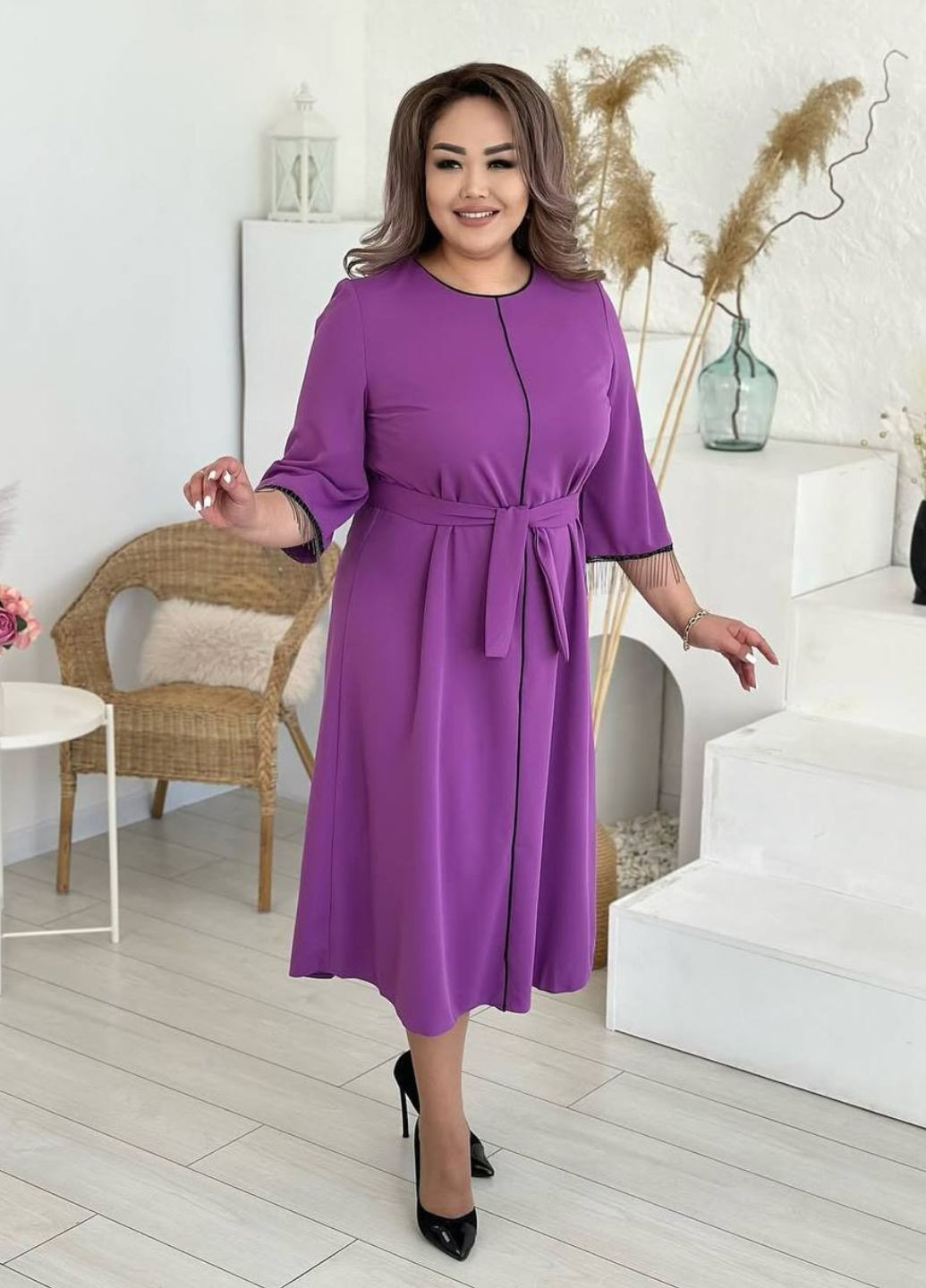 Фиолетовое коктейльное женское платье свободного кроя с бахромой и черным кантом. а-силуэт Tik-Tak однотонное