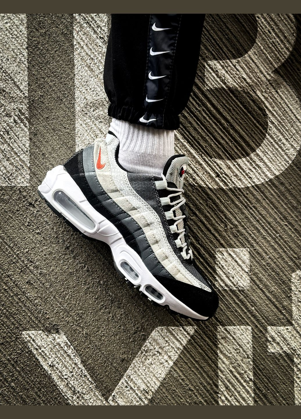 Серые всесезонные кроссовки мужские nike air max 95 gray black white | найк аир макс 95 серые черные белые No Brand