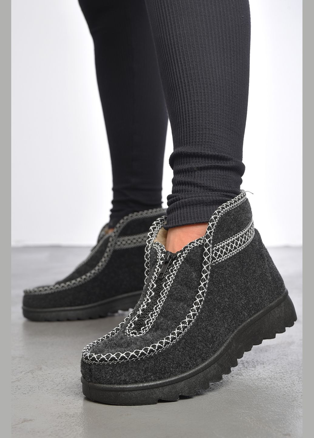 Бурки жіночі на хутрі чорно-сірого кольору Let's Shop (302209665)