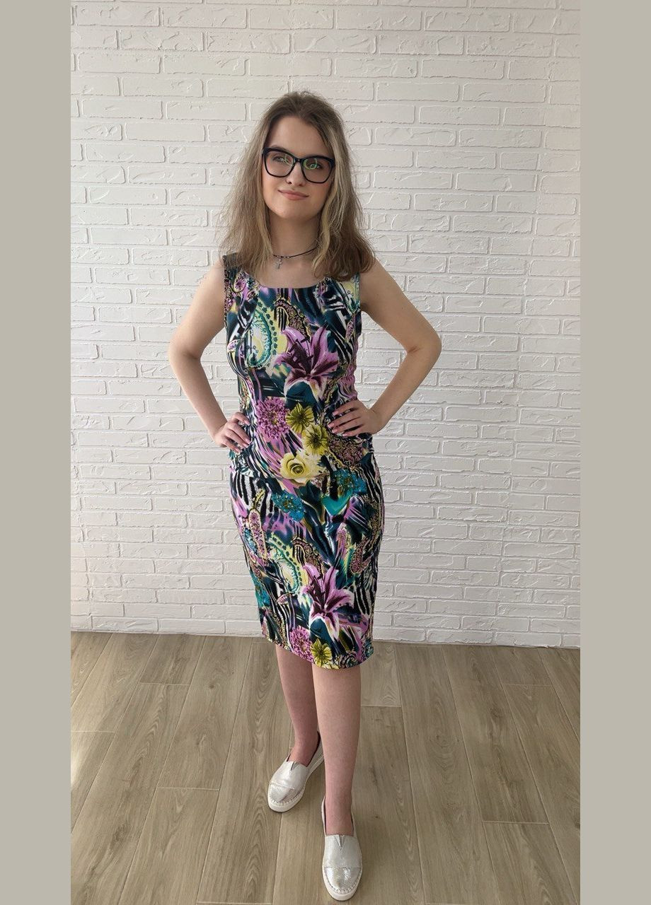 Темно-зеленое повседневный, кэжуал темно-зеленое льняное стрейчевое летнее женское платье-футляр миди с цветочным принтом с розовыми лилиями с желтыми розами платье-майка, футляр No Brand с цветочным принтом