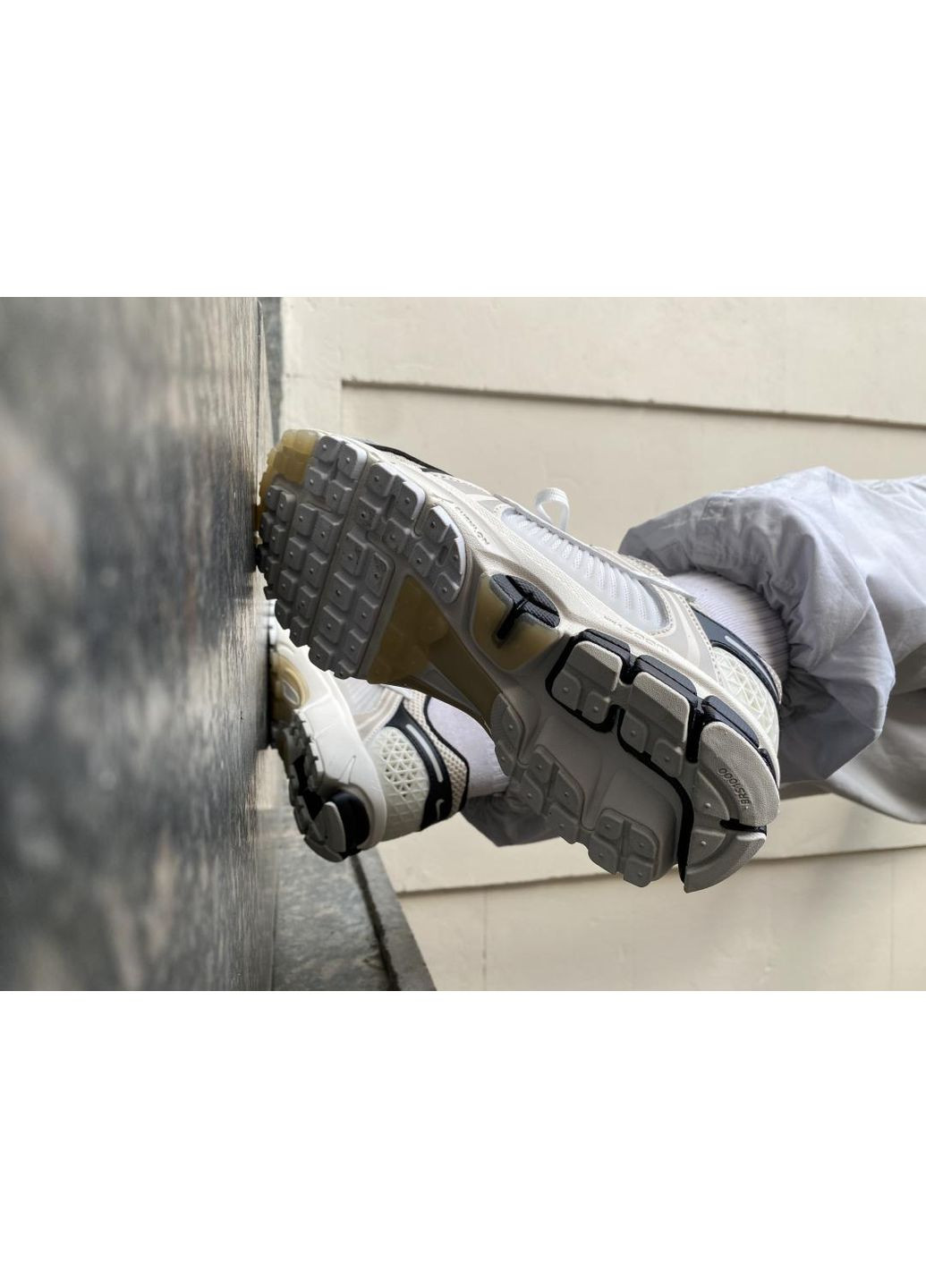 Черные демисезонные кроссовки мужские nike zoom vomero 5 beige white black найк аир зум вомеро 5 No Brand