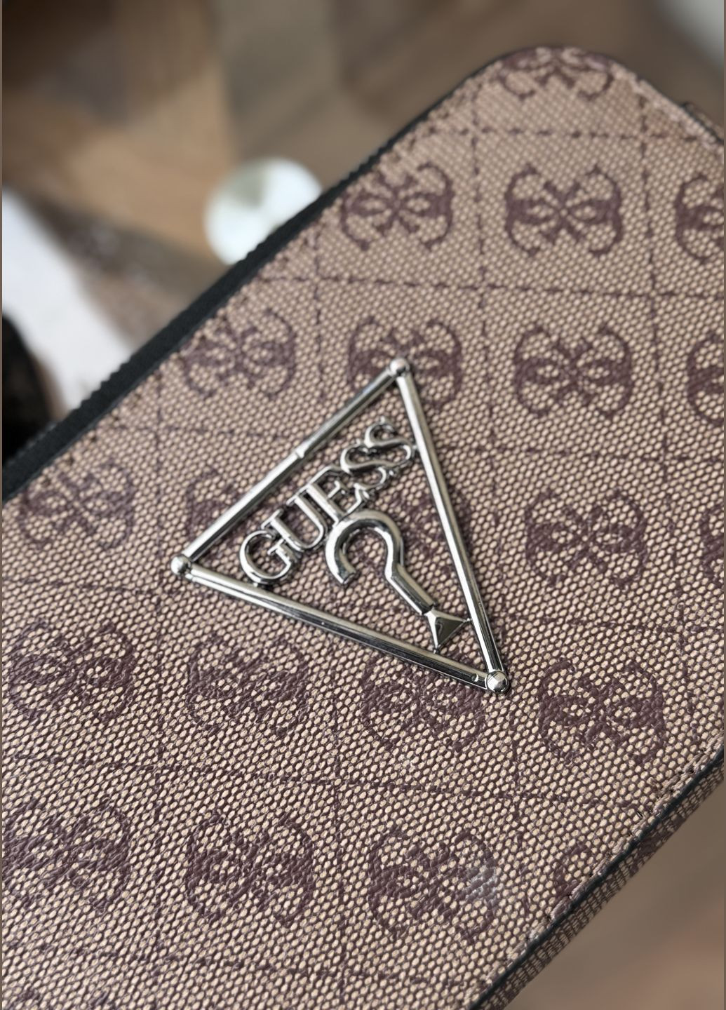 Жіноча сумка Guess V426 прямокутна крос-боді бежева No Brand (302315757)