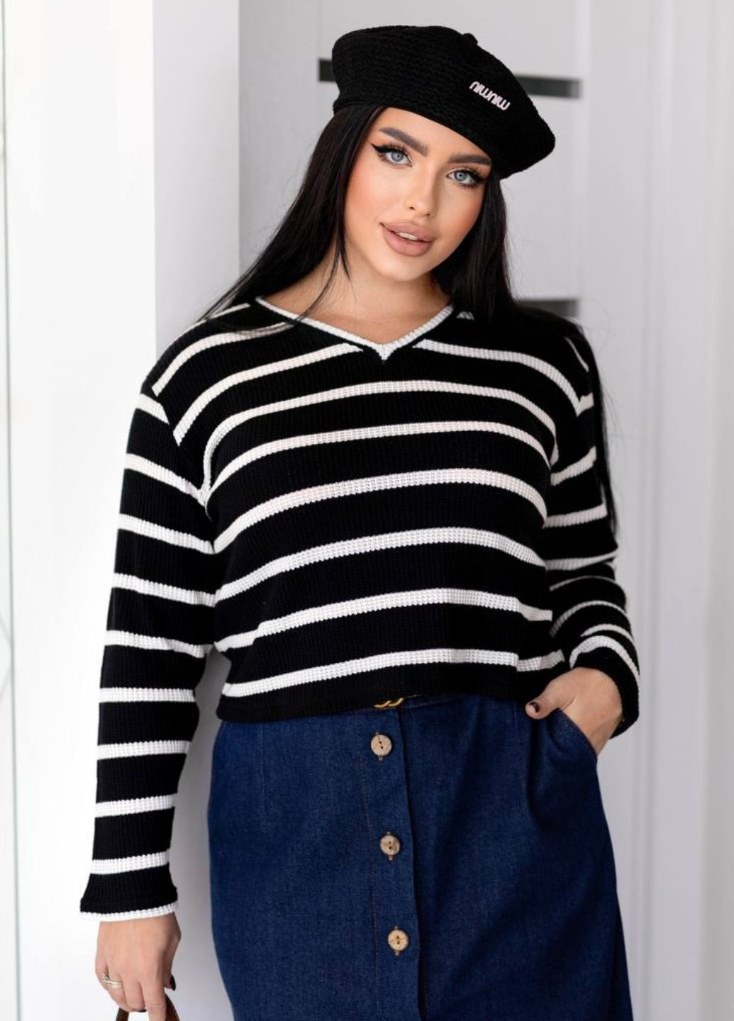 Чорний демісезонний светр з v-образним вирізом Tik-Tak