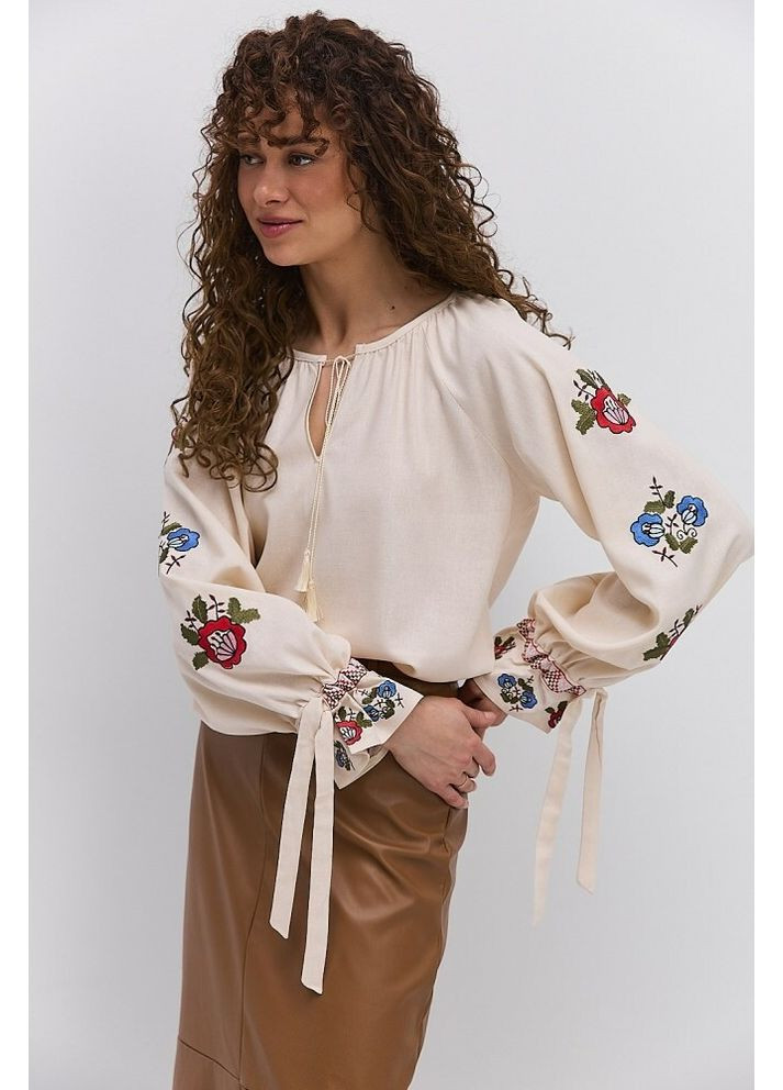 Бежевая женская вышиванка с цветами mkar35495 Arjen (368992532)