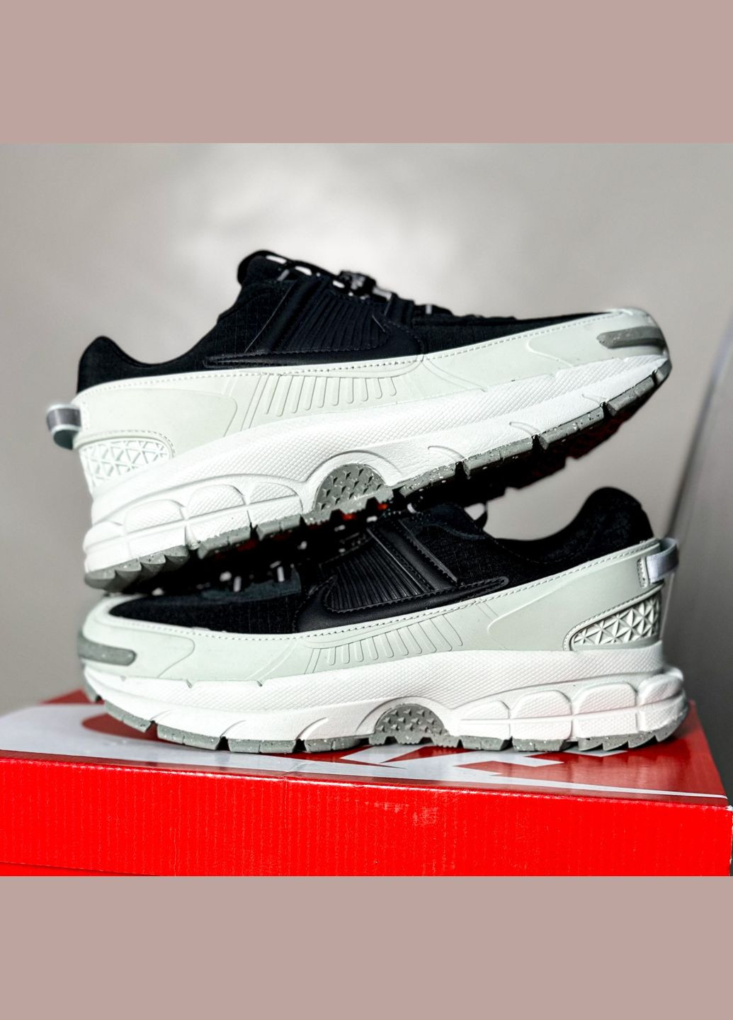 Белые демисезонные кроссовки мужские и женские nike vomero roam white black | найк вомеро роам белые No Brand