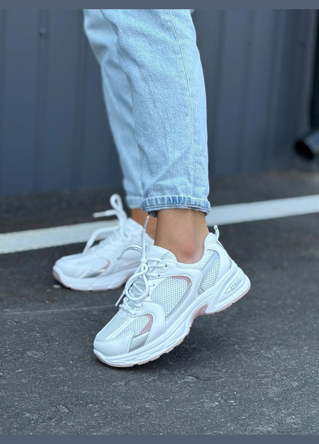 Білі білі жіночі кросівки прес шкіра високої якості рожеві вставки No Brand