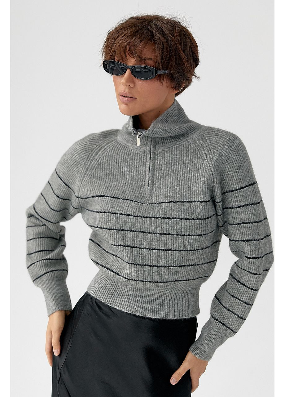 Серый зимний короткий вязаный свитер в полоску с молнией на горловине Lurex