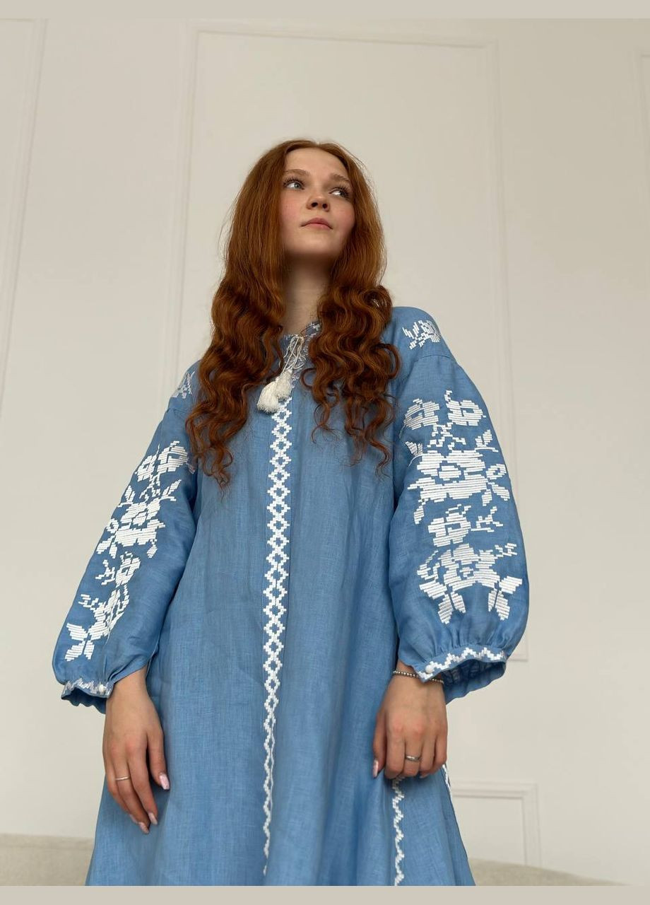 Блакитна лляна сукня-вишиванка весна для випускного | ексклюзивна вишивка колодочками MOTYV з квітковим принтом