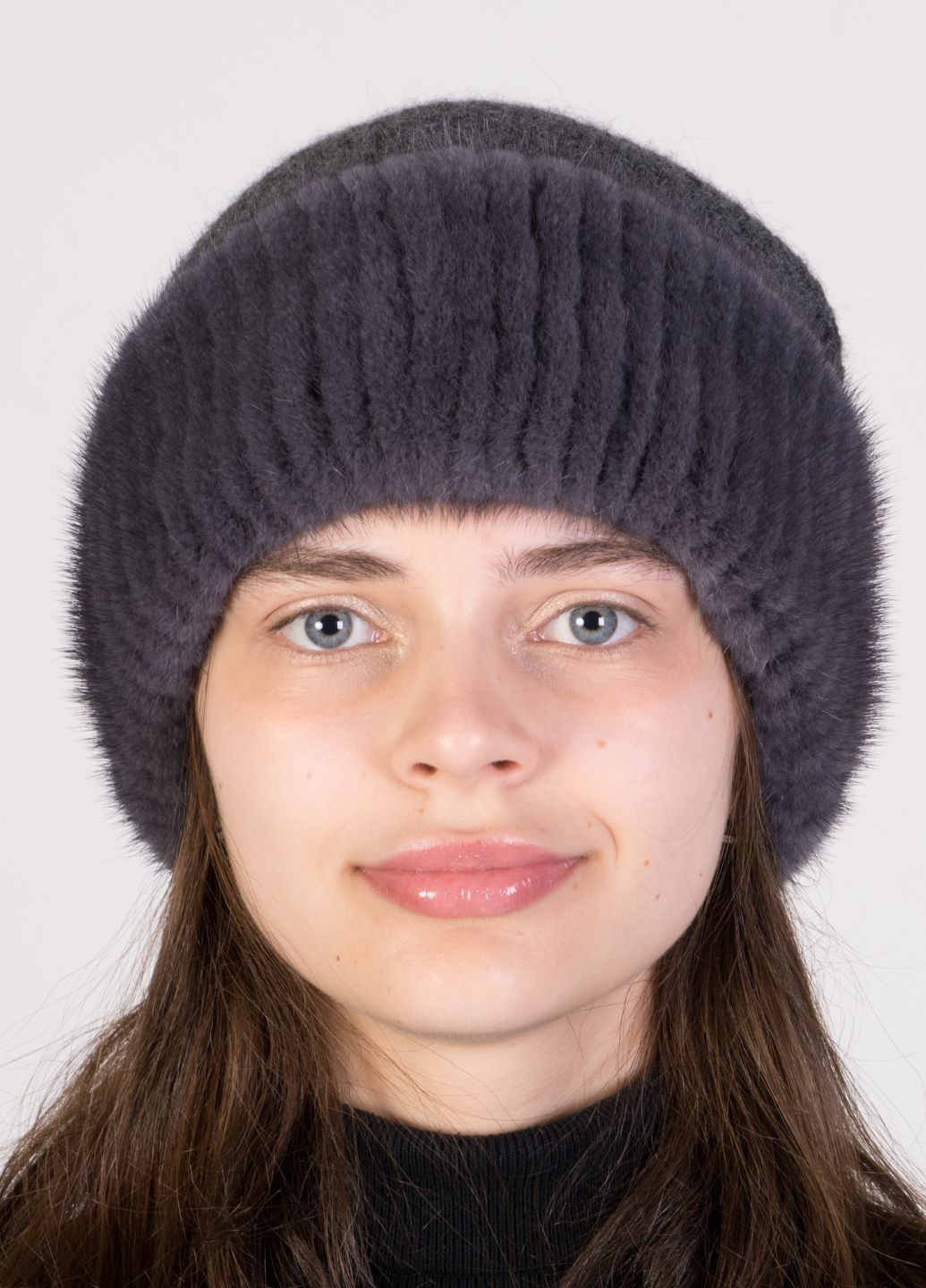 Жіноча в'язана шапка з натуральним хутром норки та помопном з хутра песця Меховой Стиль Соты (301277489)