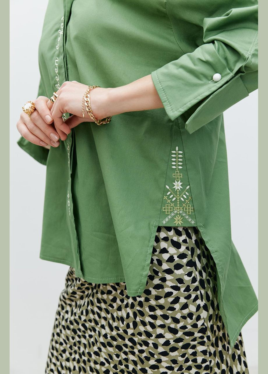 Зелёная женская рубашка с принтом из хлопка в зелёном цвете mkrm4130-1 Modna KAZKA