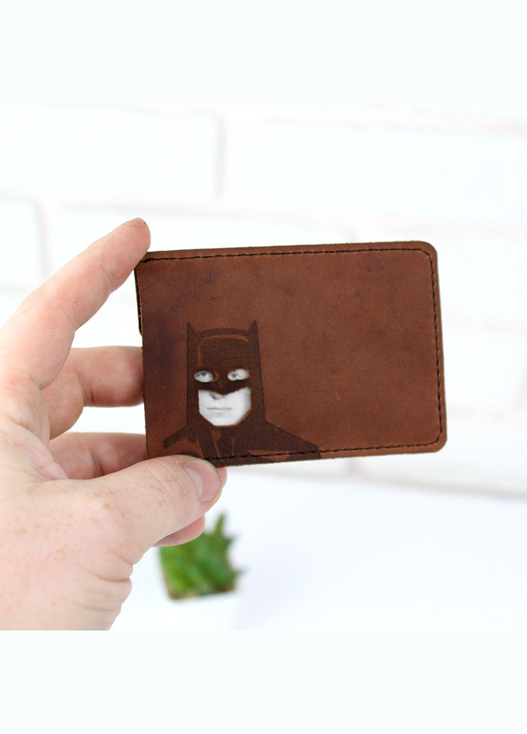 Копія Шкіряна обкладинка чохол на пластиковий id паспорт з гравіюванням Batman. Коричнева No Brand (299330183)