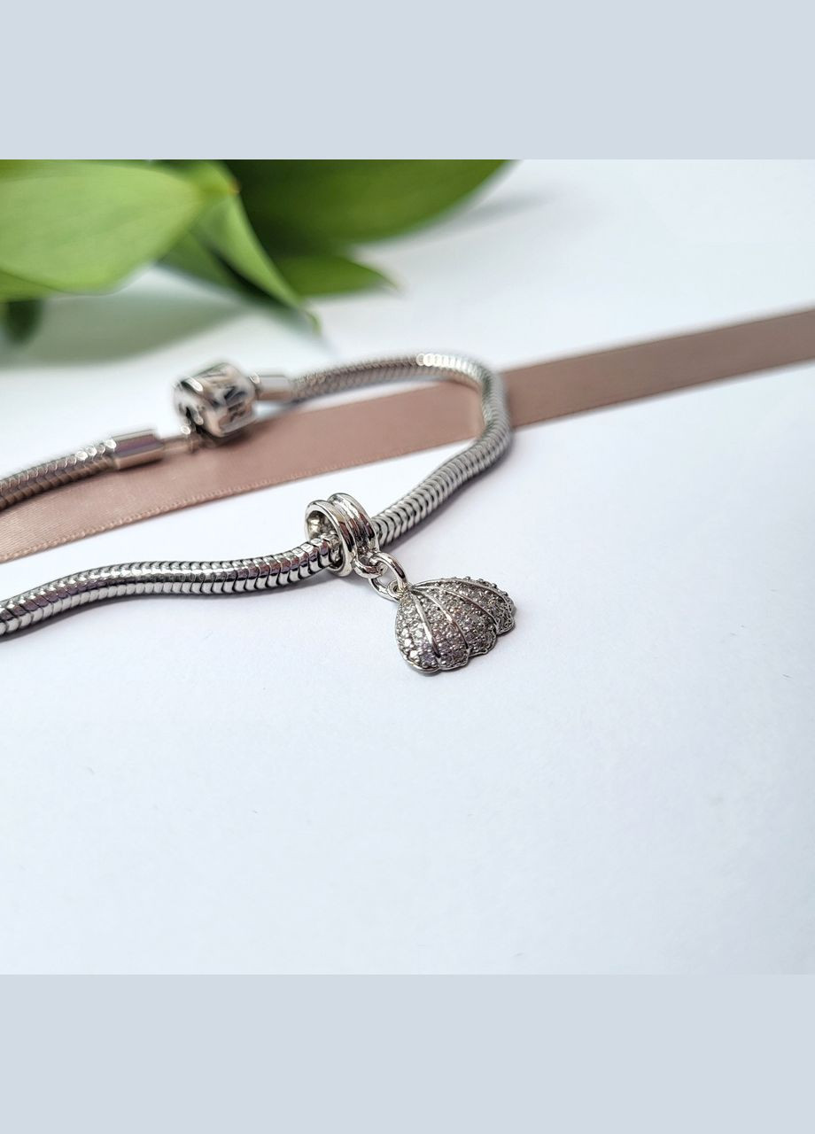 Серебряный шарм с подвеской Ракушка с Белыми камнями серебро 925 пробы Родированное 958р 1.40г No Brand (306743118)