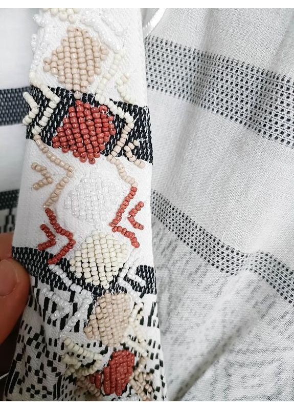 Белое платье свободного кроя украшено бисером Zara