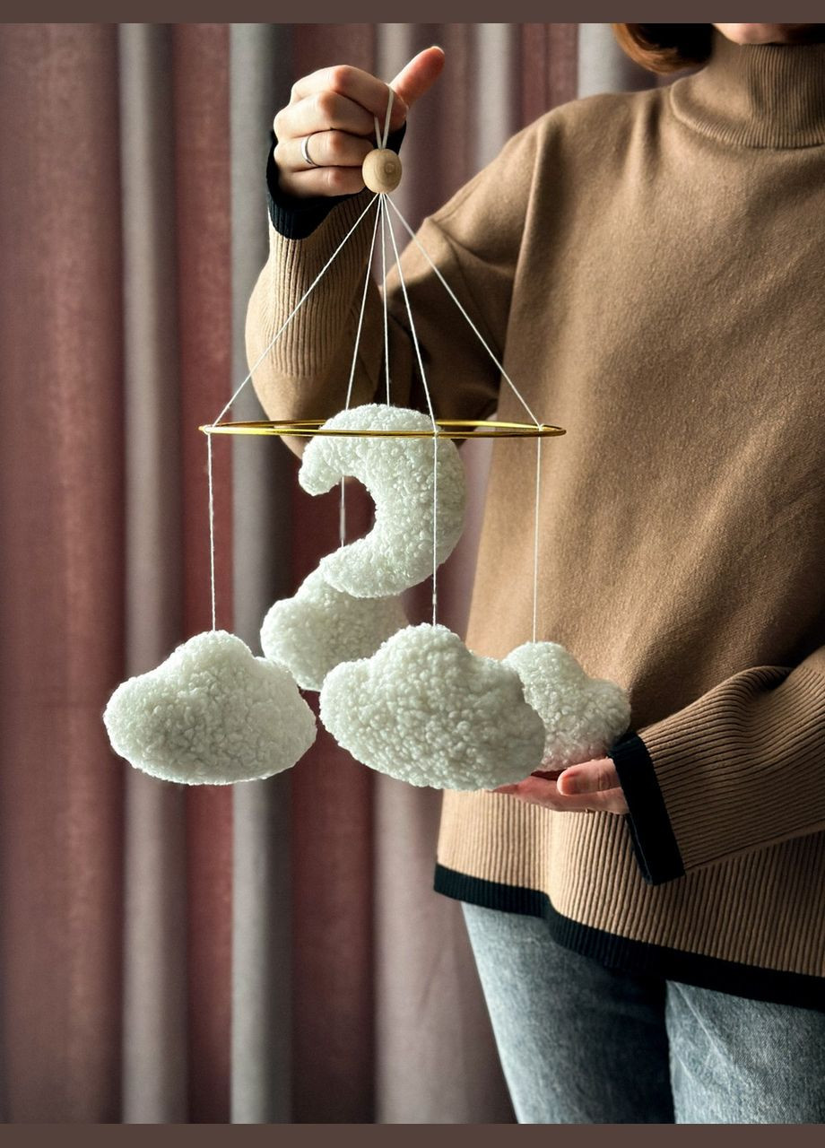 Дитячий мобіль на ліжечко для немовлят ручної роботи WooolyWool «Хмари букле» No Brand (342757931)