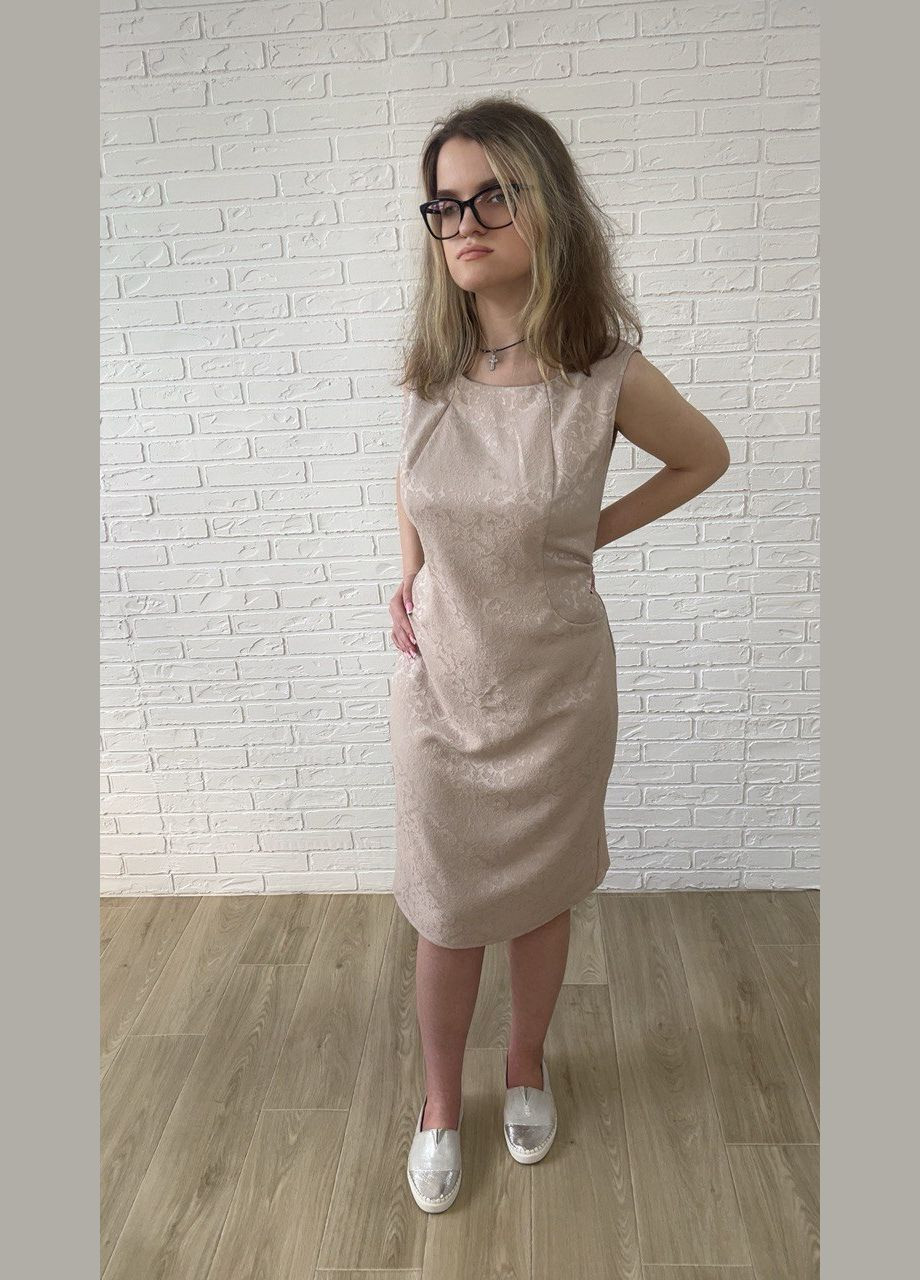 Бежева повсякденний, кежуал бежеве жакардове літнє жіноче плаття-футляр міді з квітковим принтом з візерунком без рукавів сукня-майка, футляр No Brand з квітковим принтом